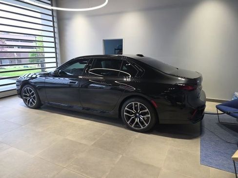 Certified 2023 BMW i7 xDrive60 AWD/4WD image 3