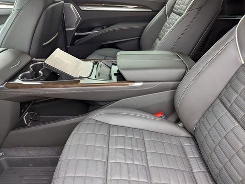 Certified 2025 Cadillac Escalade ESV Sport Platinum image 11