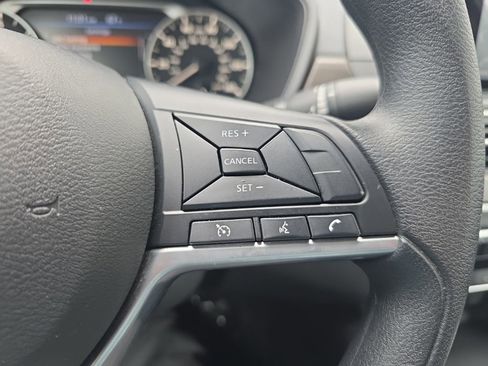 Used 2025 Nissan Altima 2.5 SV FWD image 13