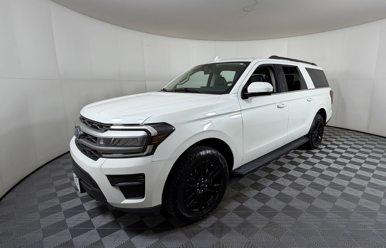 Used 2024 Ford Expedition Max XLT AWD/4WD image 2