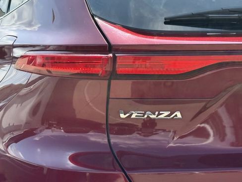 Used 2023 Toyota Venza LE AWD/4WD image 6