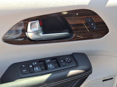 Used 2023 Chrysler Pacifica Limited w/ Uconnect Theater Family Group image 9