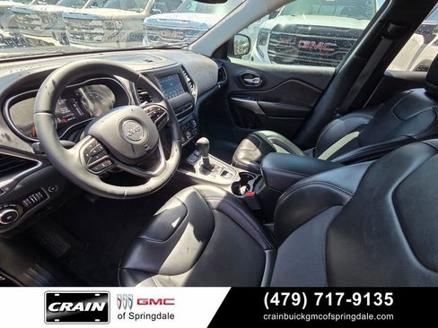 Used 2019 Jeep Cherokee Latitude Plus w/ Comfort/Convenience Group FWD image 8