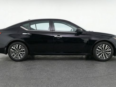 Used 2025 Nissan Altima 2.5 SV image 11