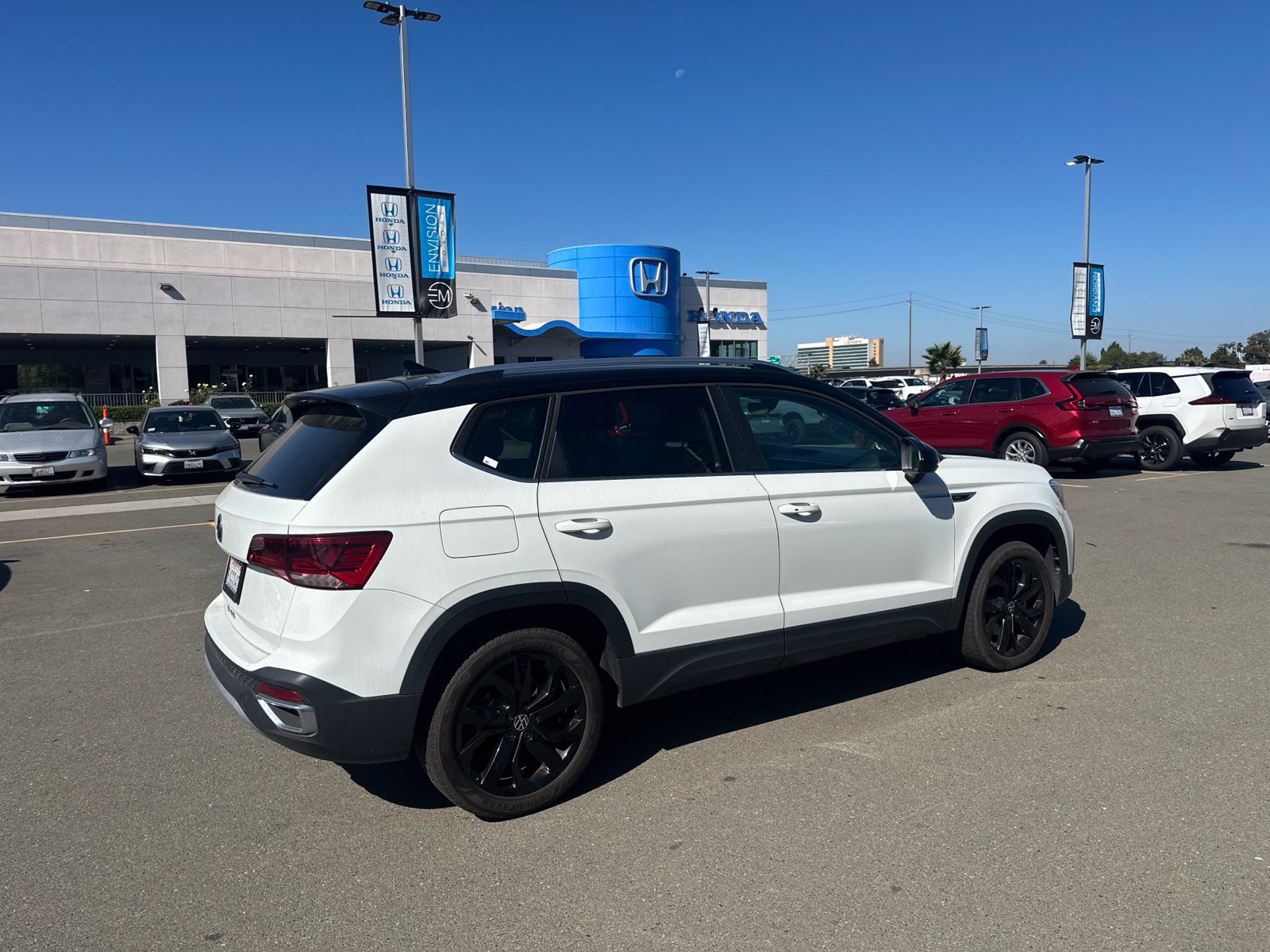 Used 2023 Volkswagen Taos SE w/ Panoramic Sunroof Package FWD image 3