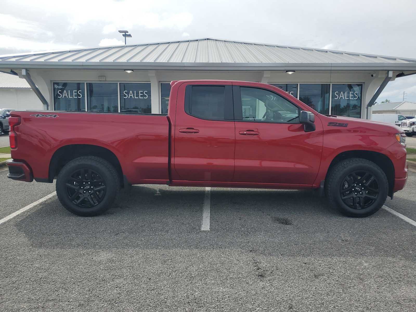 Used 2025 Chevrolet Silverado 1500 RST w/ Dark Appearance Package AWD/4WD image 9