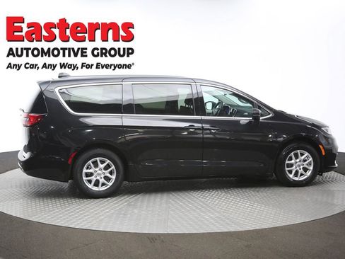 Used 2023 Chrysler Pacifica Touring-L FWD image 43