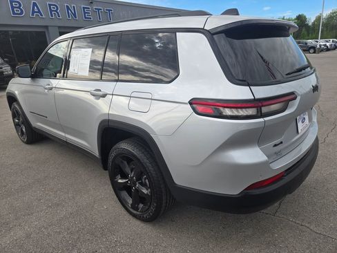 Used 2023 Jeep Grand Cherokee L Laredo image 3