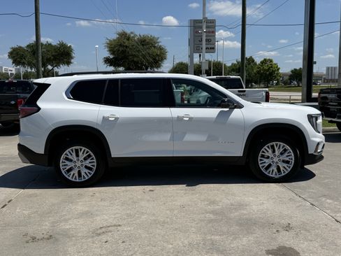 Used 2026 GMC Acadia Elevation w/ Elevation Premium Package FWD image 3