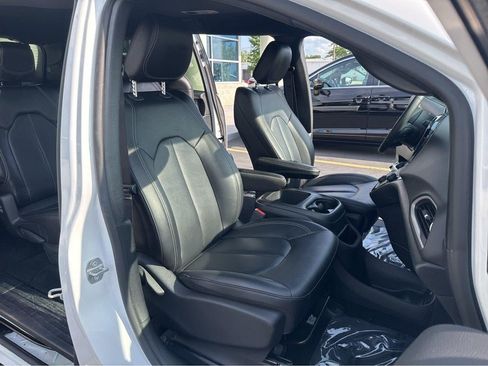 Used 2025 Chrysler Pacifica Select FWD image 31