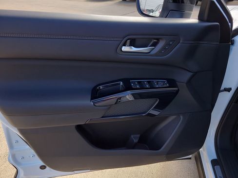 New 2026 Nissan Pathfinder Platinum image 16