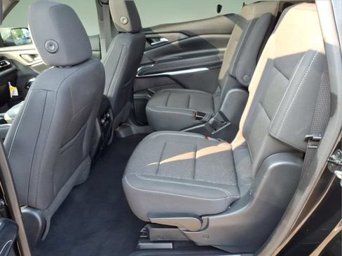 Used 2025 Chevrolet Traverse LT w/ Sun and Wheel Package FWD image 13