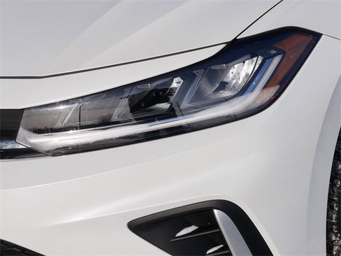 Certified 2025 Volkswagen Jetta SE image 10