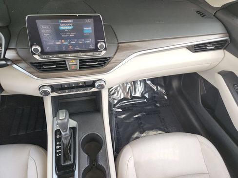 Used 2025 Nissan Altima 2.5 SV FWD image 17