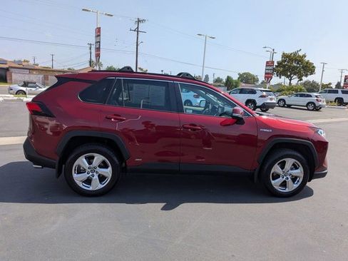 Used 2021 Toyota RAV4 XLE Premium AWD/4WD image 4