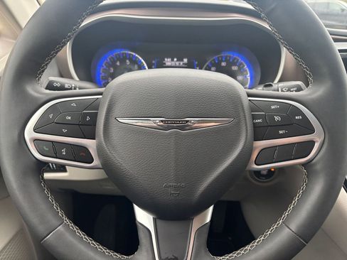 Used 2023 Chrysler Voyager LX image 30