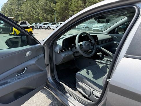 Used 2023 Hyundai Elantra SEL image 9