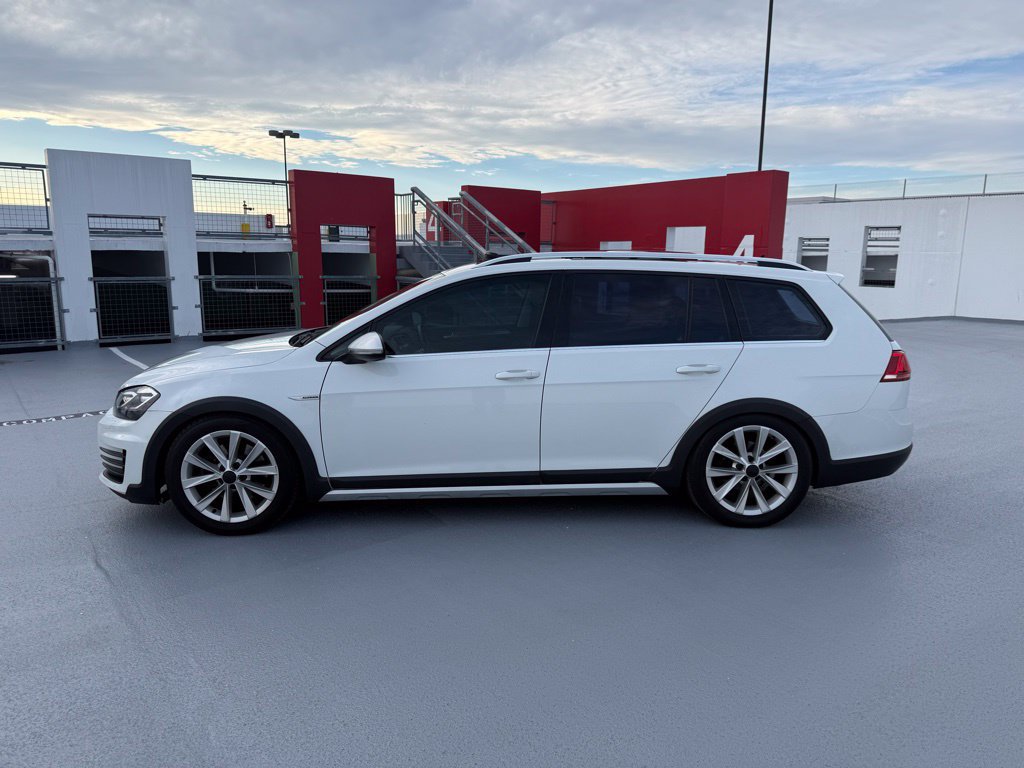 Used 2017 Volkswagen Golf Alltrack SE AWD/4WD image 3