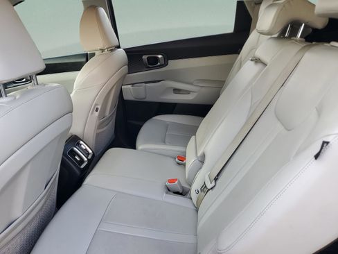 Certified 2025 Kia Sorento S image 10