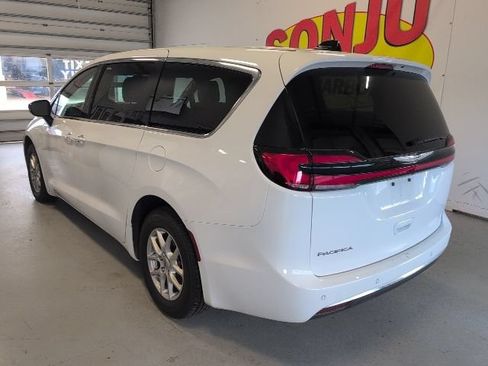 Used 2025 Chrysler Pacifica Select FWD image 3