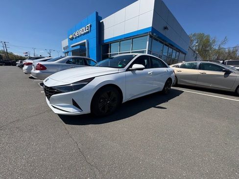 Used 2022 Hyundai Elantra SEL w/ Convenience Package image 2