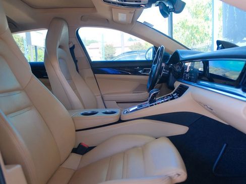 Used 2017 Porsche Panamera image 28