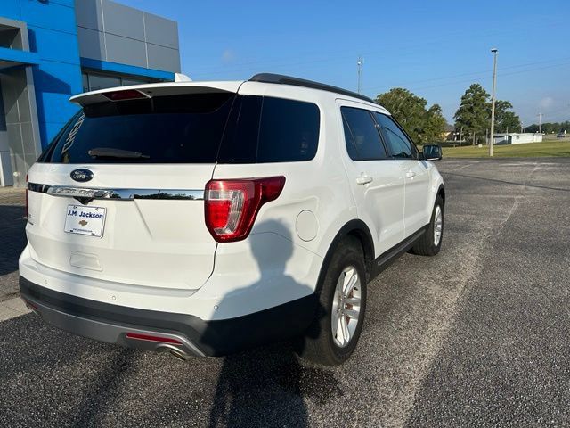 Used 2017 Ford Explorer XLT FWD image 2