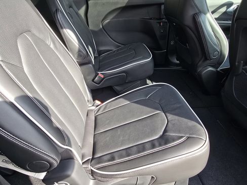 New 2026 Chrysler Pacifica Limited image 13