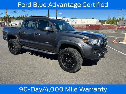 Used 2017 Toyota Tacoma TRD Off-Road w/ Premium & Technology Package image 10