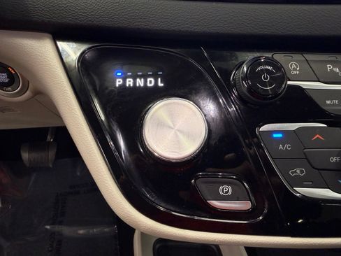 Used 2023 Chrysler Pacifica Touring-L FWD image 15