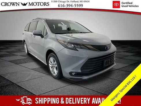 Used 2022 Toyota Sienna XLE Woodland Edition image 1