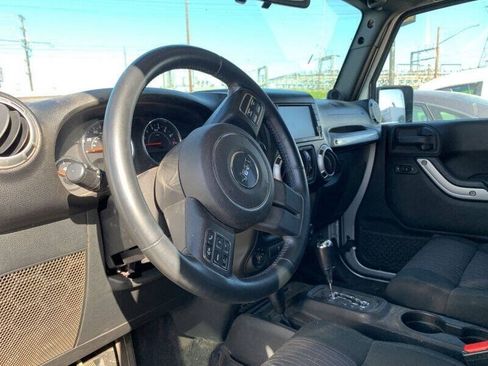 Used 2012 Jeep Wrangler Unlimited Sahara w/ Connectivity Group AWD/4WD image 16