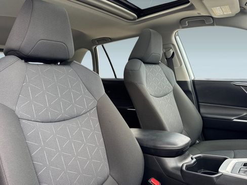 Used 2025 Toyota RAV4 XLE image 31