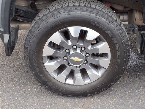 Used 2024 Chevrolet Silverado 2500 Custom w/ Custom Value Package image 9