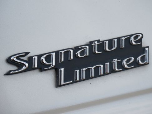 Used 2005 Lincoln Town Car Signature Limited image 7
