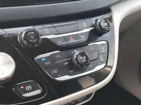 Used 2022 Chrysler Voyager LX FWD image 21