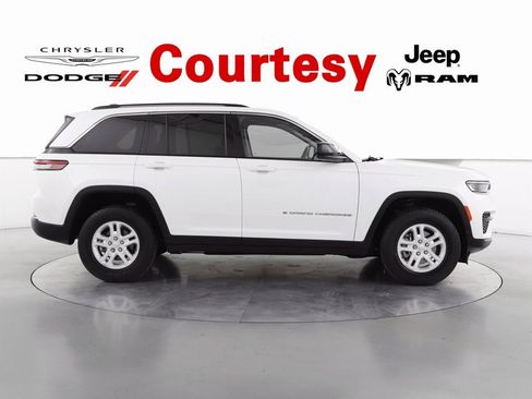 Certified 2022 Jeep Grand Cherokee Laredo w/ Luxury Tech Group I image 4