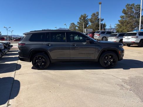 Used 2022 Jeep Grand Cherokee L Limited w/ Luxury Tech Group II image 4