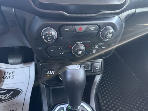 Used 2018 Jeep Renegade Latitude w/ Cold Weather Group image 13