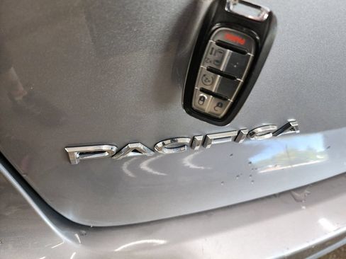 Used 2018 Chrysler Pacifica Touring Plus FWD image 41