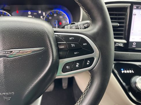 Used 2024 Chrysler Pacifica Touring-L image 17