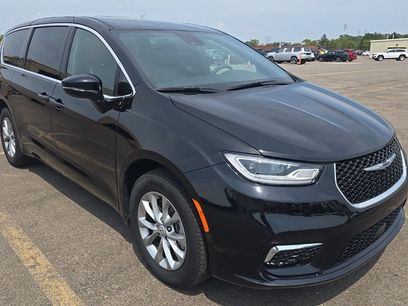 Used 2025 Chrysler Pacifica Select w/ Uconnect Theater Family Group