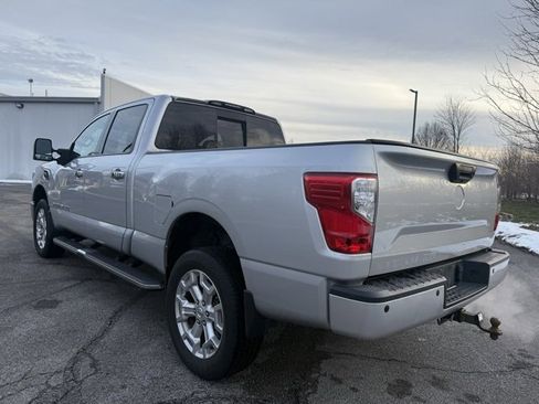 Used 2019 Nissan Titan SV w/ SV Convenience Package image 4