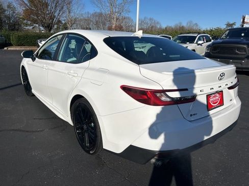 Used 2025 Toyota Camry SE image 7