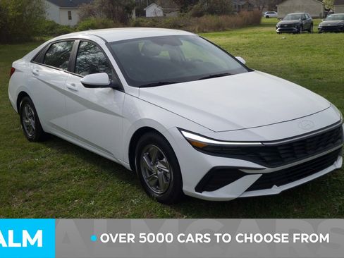 Used 2025 Hyundai Elantra SE image 2