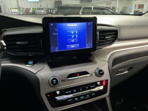 Used 2021 Ford Explorer XLT image 28