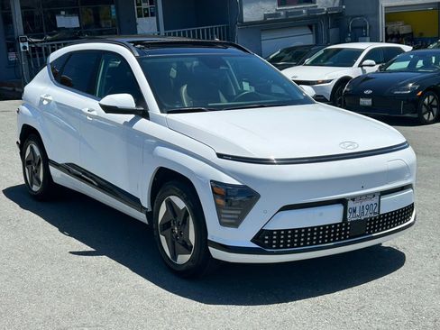 Used 2024 Hyundai Kona Limited FWD image 3