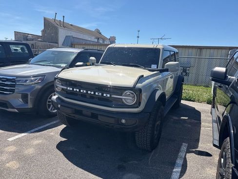Certified 2025 Ford Bronco Outer Banks w/ Sasquatch Package AWD/4WD image 3
