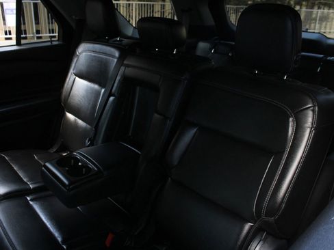 Used 2020 Ford Explorer XLT w/ Equipment Group 202A AWD/4WD image 18