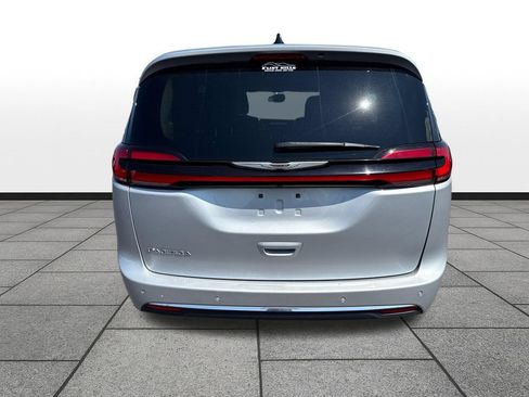 Used 2024 Chrysler Pacifica Touring-L FWD image 4